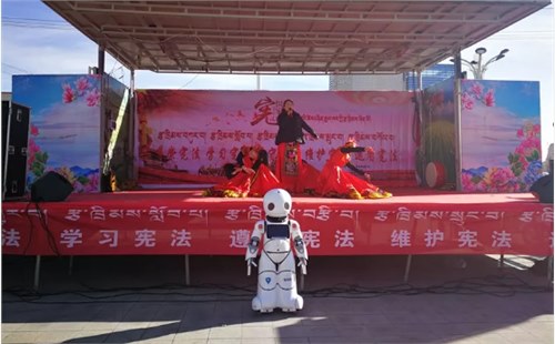 公共法律服务机器人“青小律” 亮相天峻县